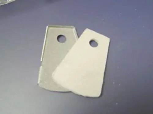 Zwei Riegel aus Metall, einer in Silber und einer in Weiß, beide mit einer Aussparung und einem Loch oben. Produkte von Remeha, passend für spezifische Anwendungen.